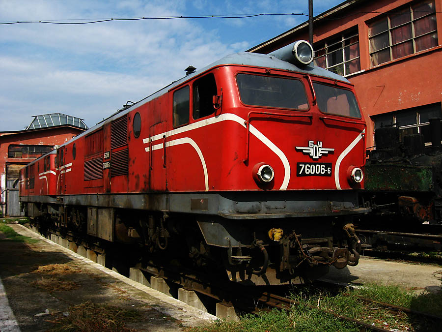 76 006-6 очаква своята съдба в депо Септември