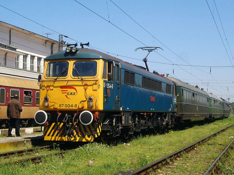 The BZK touristik train 2011: Локомотив 87 004-8 на гара Мездра с атракцион за София