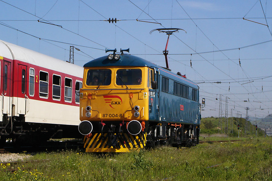 The BZK touristik train: Локомотив 87 004-8 на гара Разделна