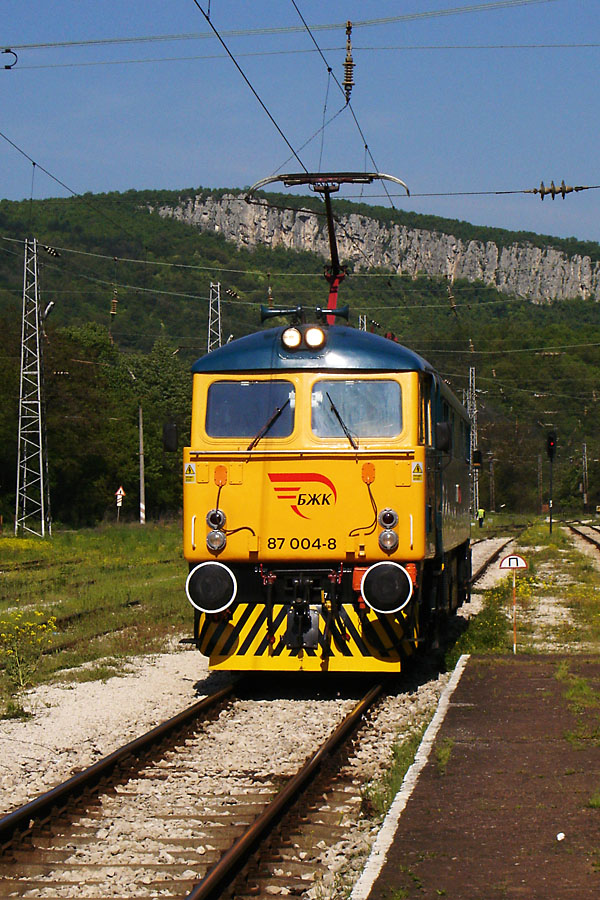 The BZK touristik train: Локомотив 87 004-8 на гара Царева Ливада