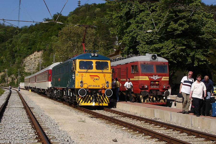 The BZK touristik train: Локомотив 87 004-8 на гара Велико Търново