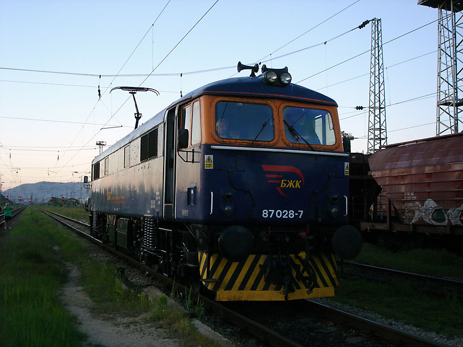 The BZK touristik train: Смяна на локомотив на гара Разделна