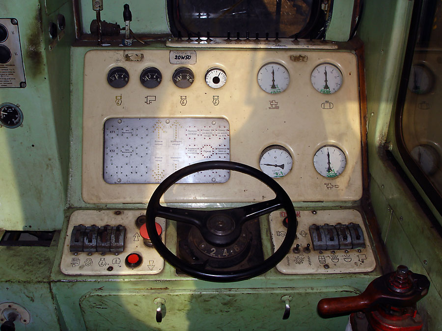 ТГМ6Б-0136: Поглед към пулта за управление