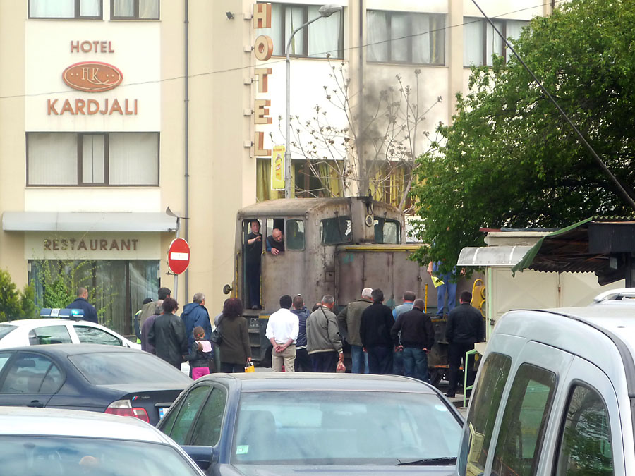 Приемане и преместване на музеен локомотив 64.19: Навалица на прелеза при Автогара Кърджали