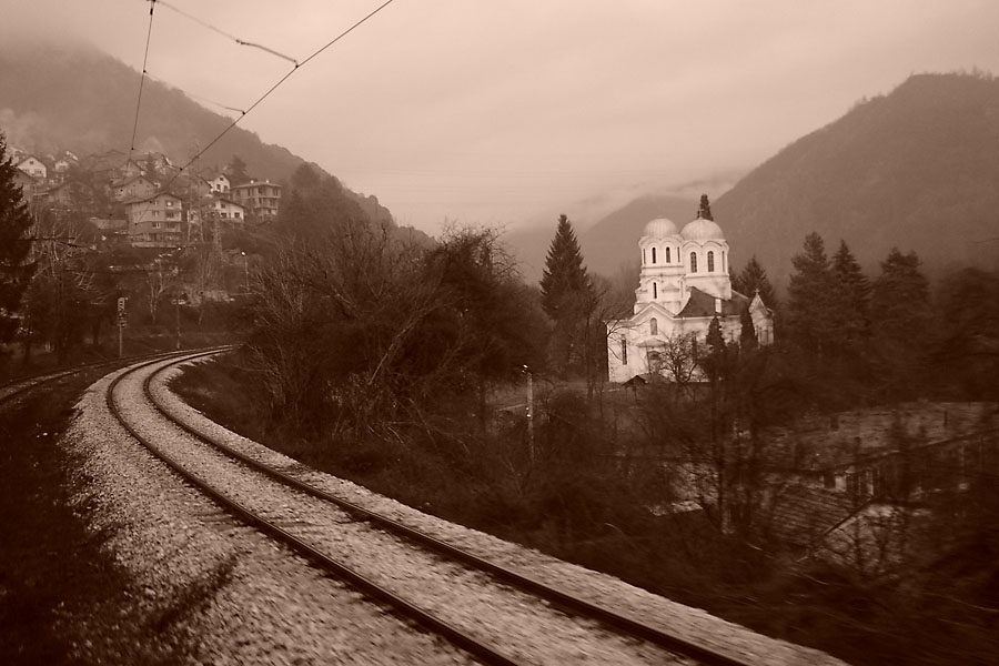 Черква бяла, сгуиена в Балкана