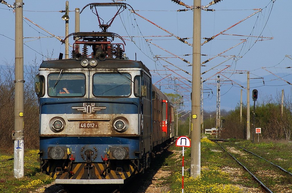 46 012 с БВ 3622 на гара Тъжа