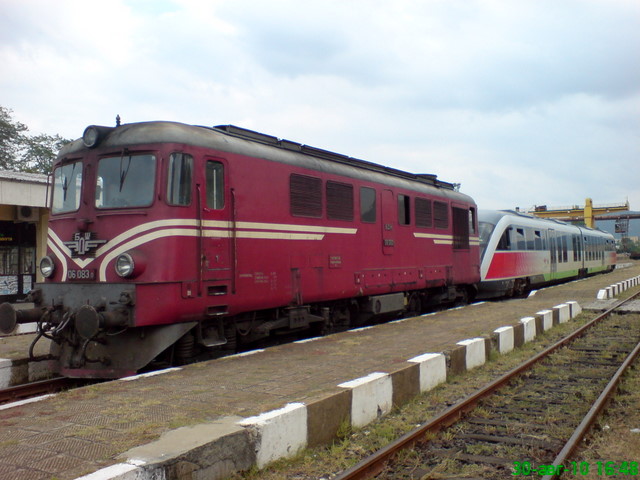 Локомотив 06-083 в помощ на ДМВ 10017/18