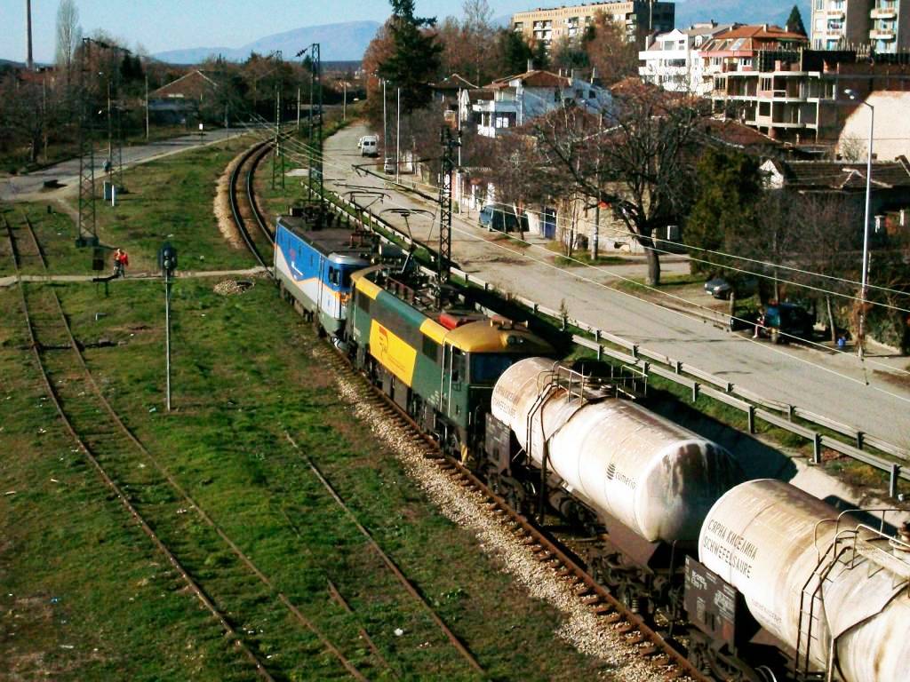 румънеца и англичанката