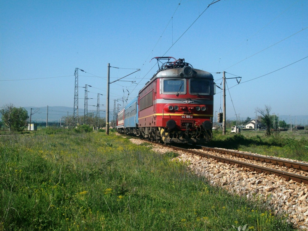 44 105