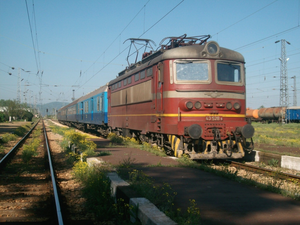 43 528