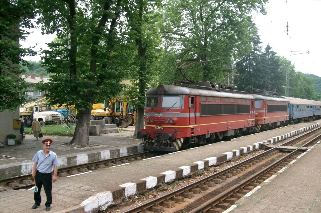 44 105