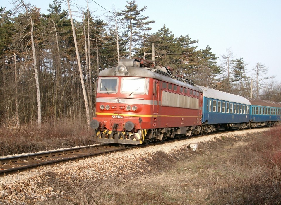 44 118