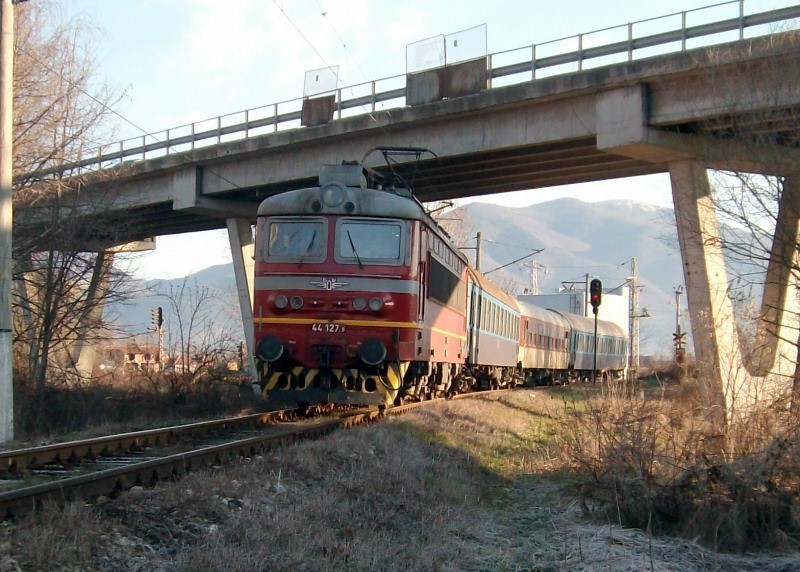 44 127