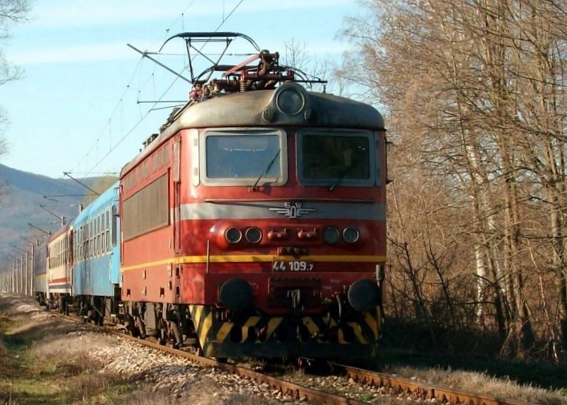 44 109