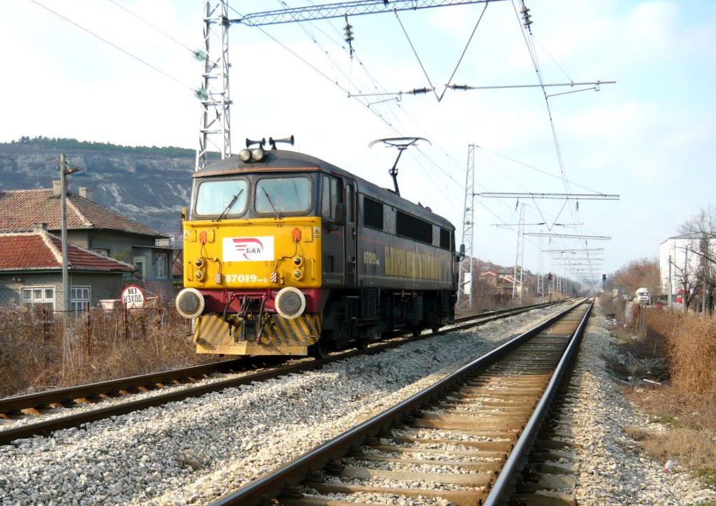87019