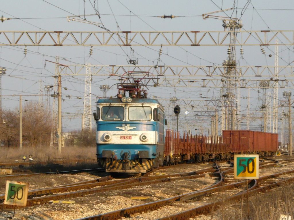 Красивата 46125 потегля от Каспичан