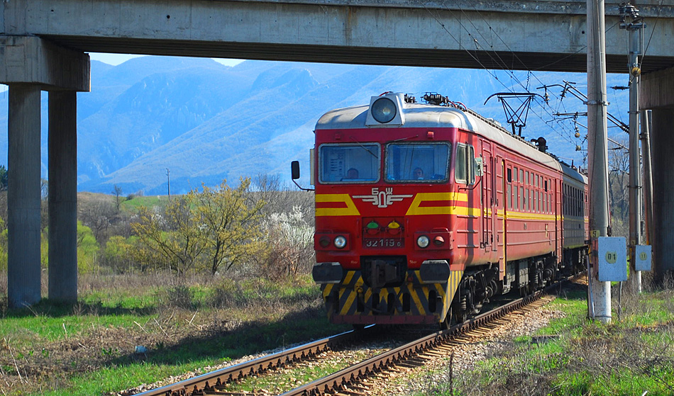 32 119.0 докарва пътнически влак на гара Бели извор