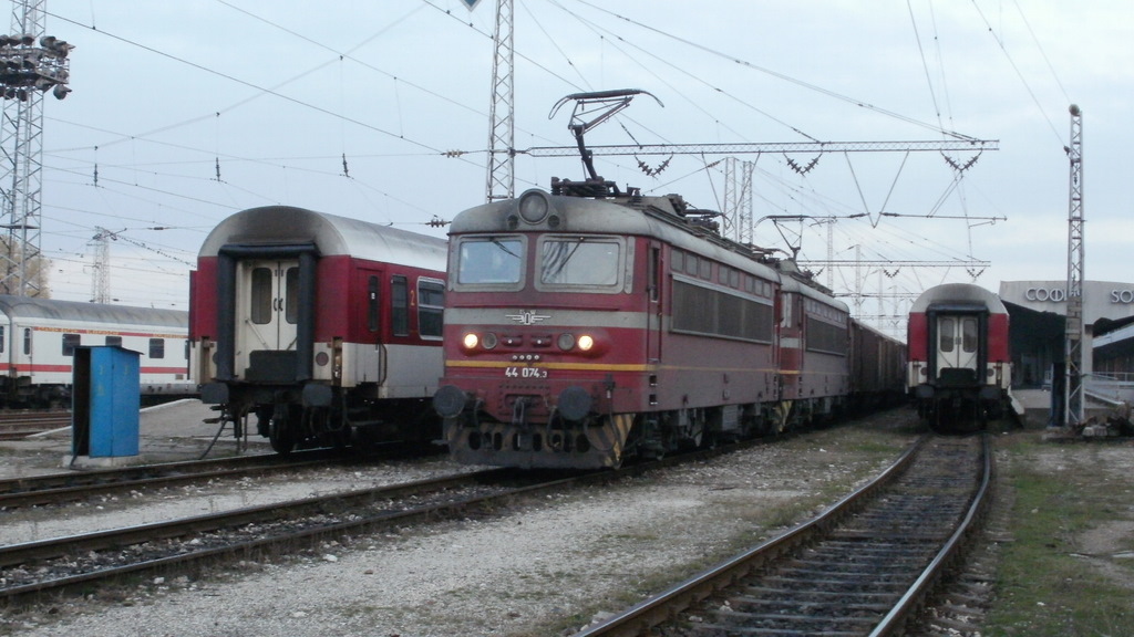 44 074.3 + 44 087.5 със много дълъг товарен влак