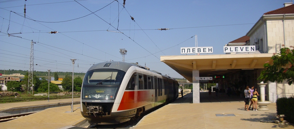 КПВ23203 на гара Плевен с мотриса 10 037