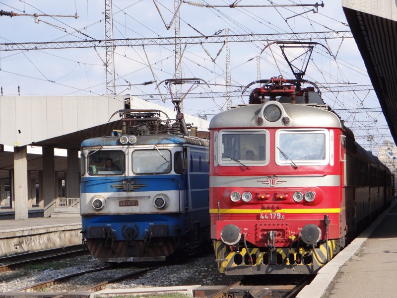 46 002.2 и 44 179.0