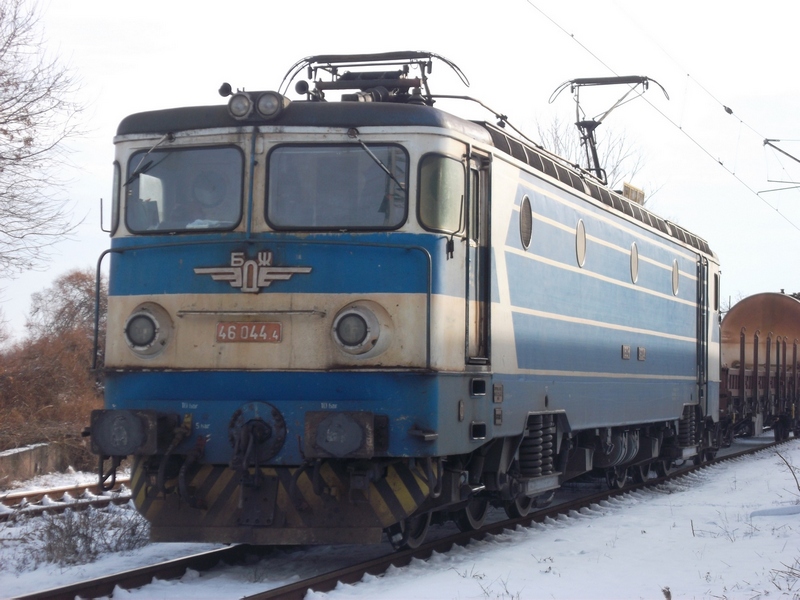 46 044.4 с товарен влак на Централна гара София
